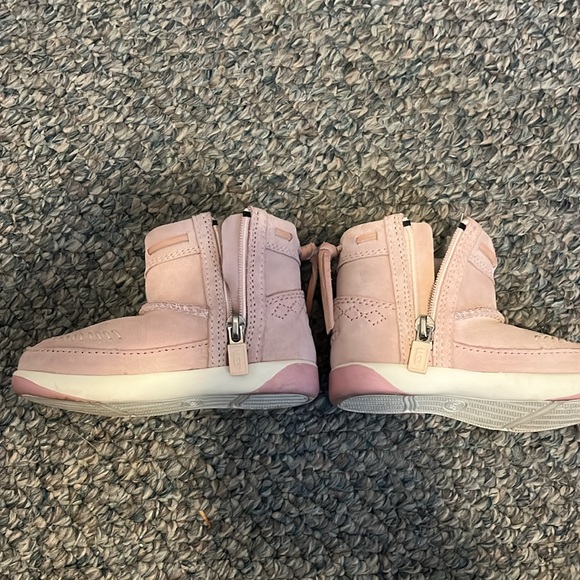 Like new Ugg boots - Picture 7 of 8